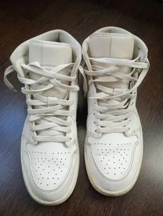 Jordan 1 Mid Blancas