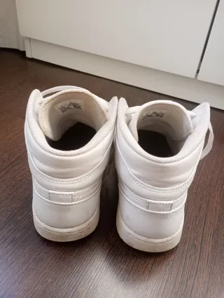 Jordan 1 Mid Blancas