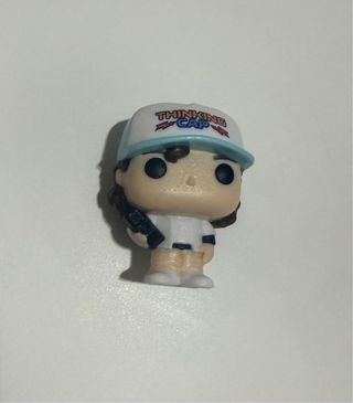 Figura Dustin Stranger Things Kinder Joy