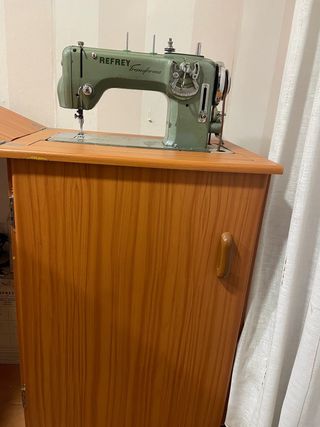 Máquina de coser REFREY