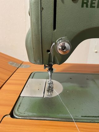 Máquina de coser REFREY