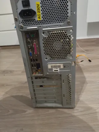 PC Sobremesa Windows XP(polvoriento)