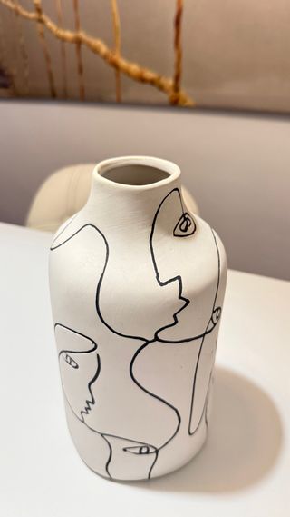 Jarrón de cerámica con caras abstractas