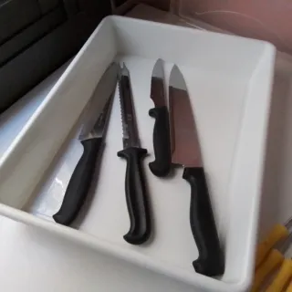 Set de cocina: bandejas, cuchillos y pinchos