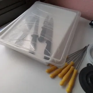 Set de cocina: bandejas, cuchillos y pinchos