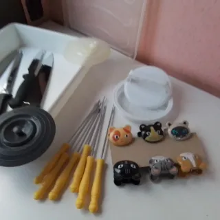 Set de cocina: bandejas, cuchillos y pinchos