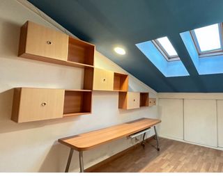 Mesa escritorio y estanterias