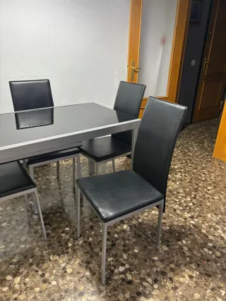 Mesa y 4 sillas comedor negras