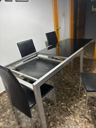 Mesa y 4 sillas comedor negras