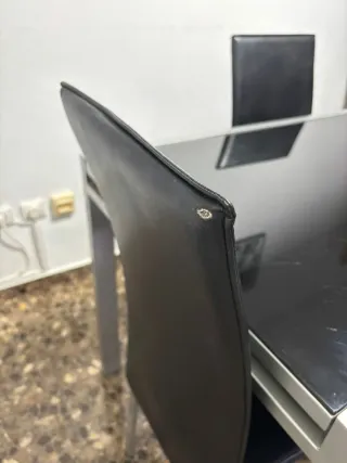 Mesa y 4 sillas comedor negras