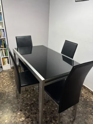 Mesa y 4 sillas comedor negras