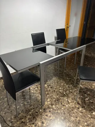 Mesa y 4 sillas comedor negras
