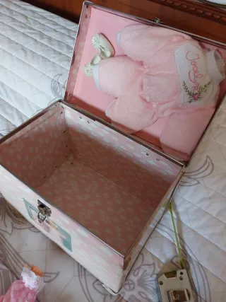 Bambola neonata con valigia e vestiti