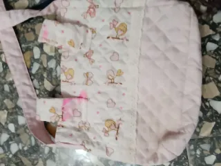 Bolsos y muñecas, varios juguetes y máquina regist