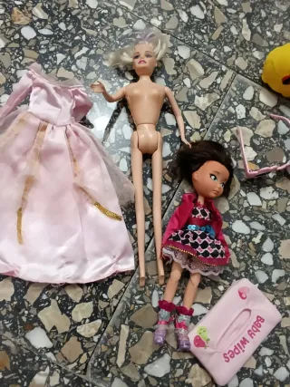 Bolsos y muñecas, varios juguetes y máquina regist