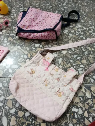 Bolsos y muñecas, varios juguetes y máquina regist