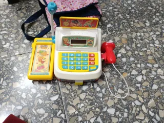 Bolsos y muñecas, varios juguetes y máquina regist