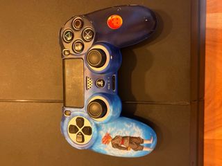 PS4 (PlayStation 4) negro.