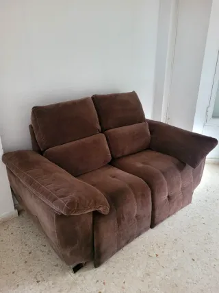 Sofá 2 plazas marrón muy cómodo.