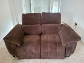 Sofá 2 plazas marrón muy cómodo.