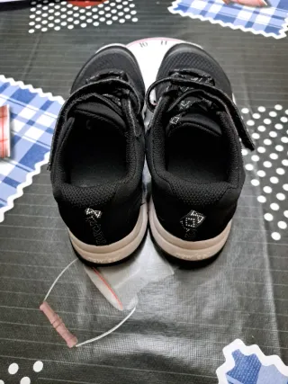 Zapatillas niño negras y blancas