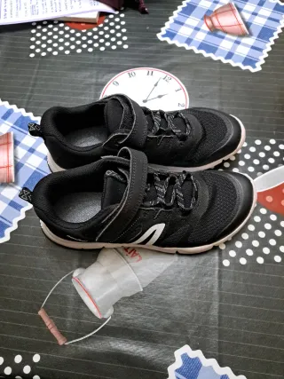 Zapatillas niño negras y blancas