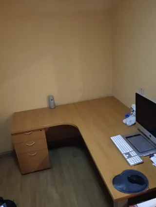 Mesa de escritorio L de madera