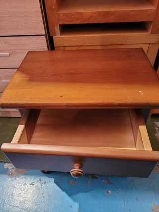 MESA DE NOCHE MADERA DE PINO COLOR NOGAL