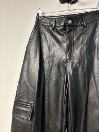 Pantalones Cargo Efecto Piel Stradivarius Negros