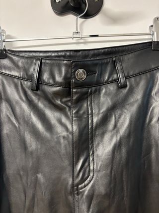 Pantalones Cargo Efecto Piel Stradivarius Negros