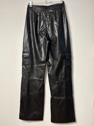 Pantalones Cargo Efecto Piel Stradivarius Negros