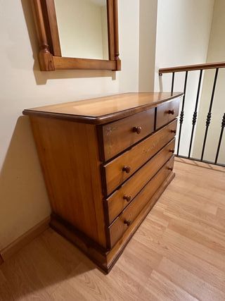 Cómoda de madera con espejo