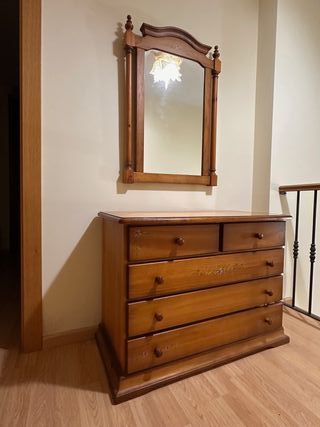 Cómoda de madera con espejo