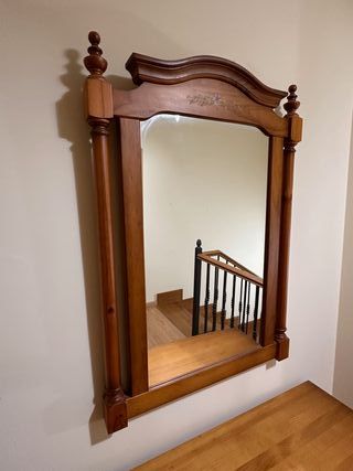 Cómoda de madera con espejo