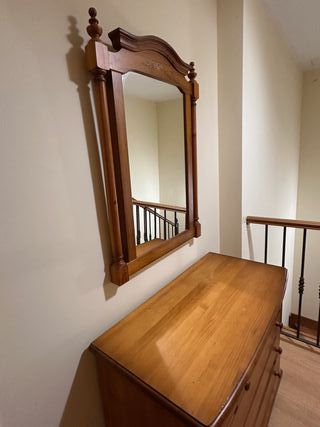 Cómoda de madera con espejo