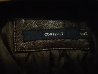 Chaqueta de cuero marrón con cuello de zorro