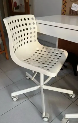 Silla de oficina blanca con ruedas