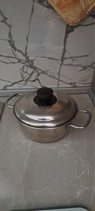 Pentola in metallo con coperchio