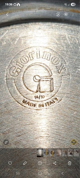 Pentola in metallo con coperchio