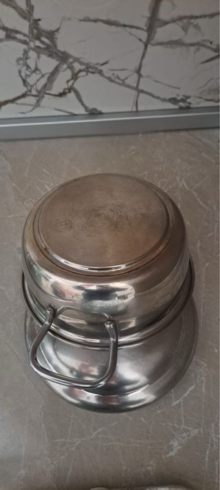 Pentola in metallo con coperchio