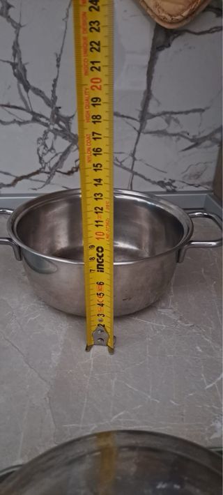 Pentola in metallo con coperchio