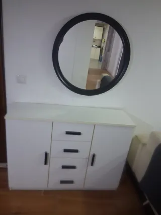Mueble de entrada blanco con espejo
