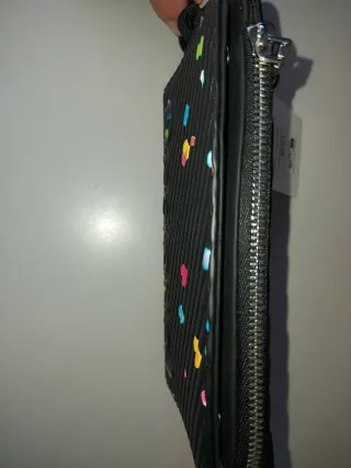 Monedero Desigual negro con etiquetas