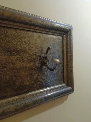 Perchero de pared dorado y marrón