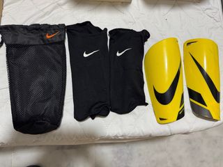 Espinilleras Fútbol Nike Negras y Amarillas