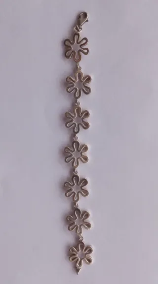 Pulsera de plata con diseño floral