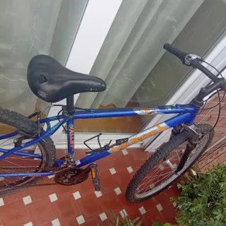 Bicicleta azul de montaña