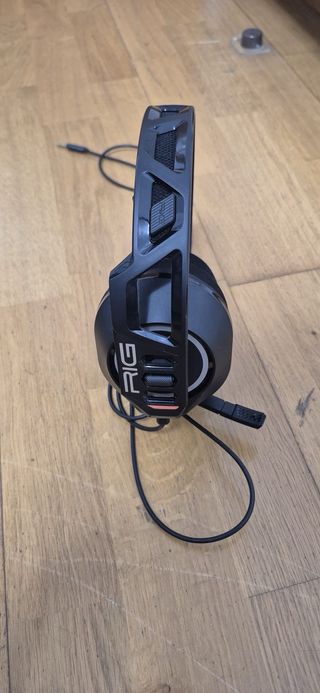 PS4 con 1 mando, auriculares y 4 juegos