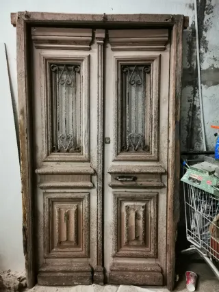 Puerta doble antigua de madera