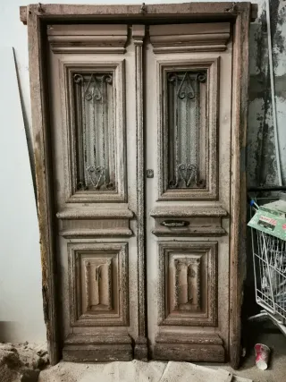 Puerta doble antigua de madera